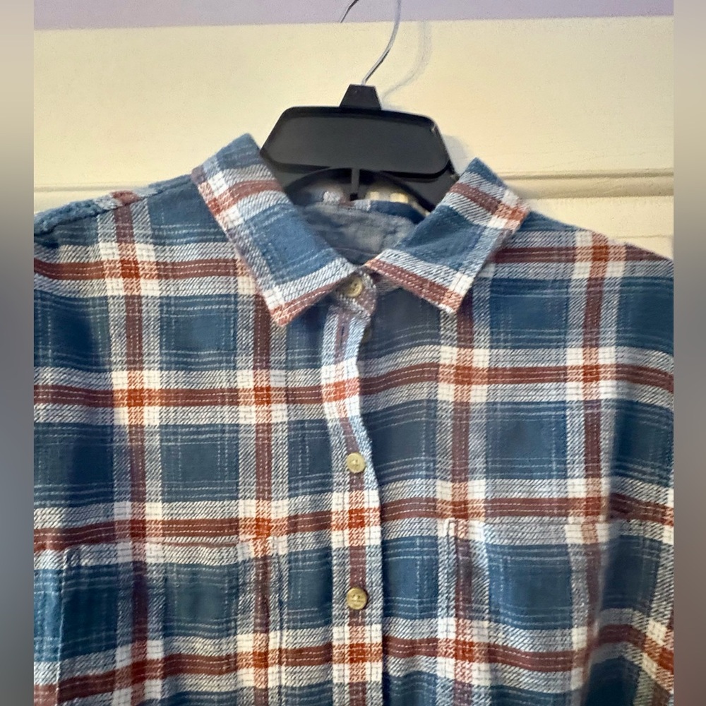 American Eagle Size Medium Blue, white, & burgundy Plaid juniors flannel Shirt.